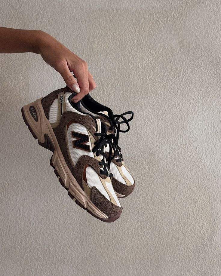 New Balance 530 Brown Tan on-feet met wijde broek en ton-sur-ton outfit voor warme herfstlook
