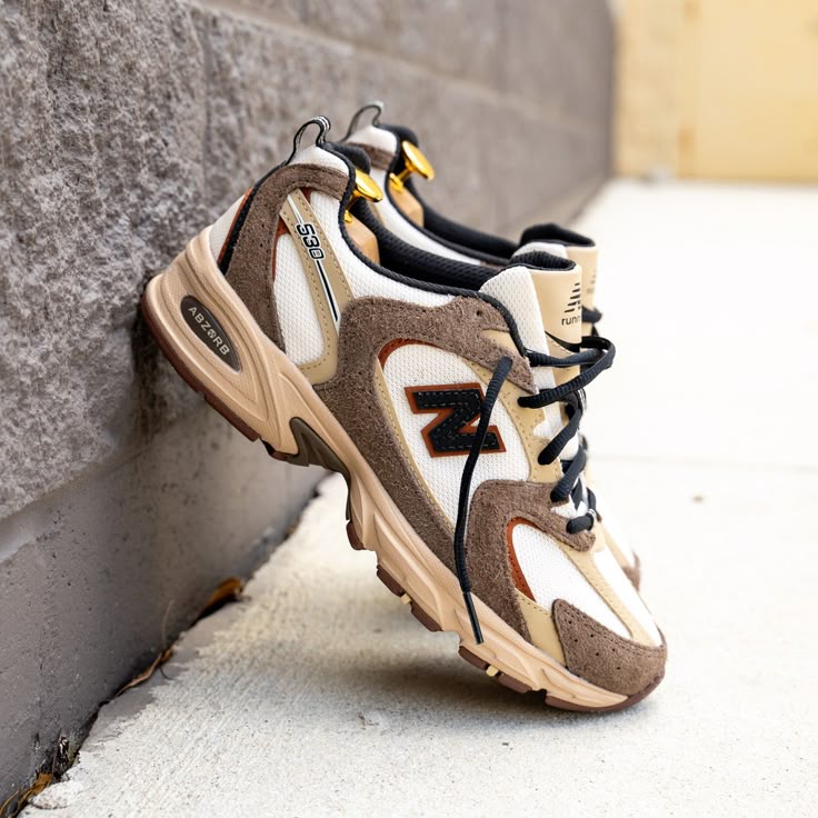 Bovenaanzicht van de New Balance 530 Brown Tan met ademend mesh, bruine veters en klassieke branding
