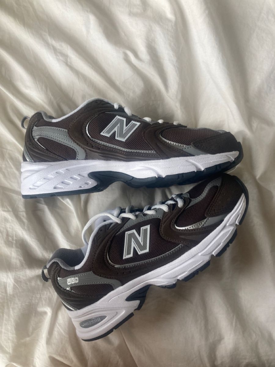 Bovenaanzicht van de New Balance 530 Rich Earth met donkerbruine veters, mesh upper en gebalanceerde branding