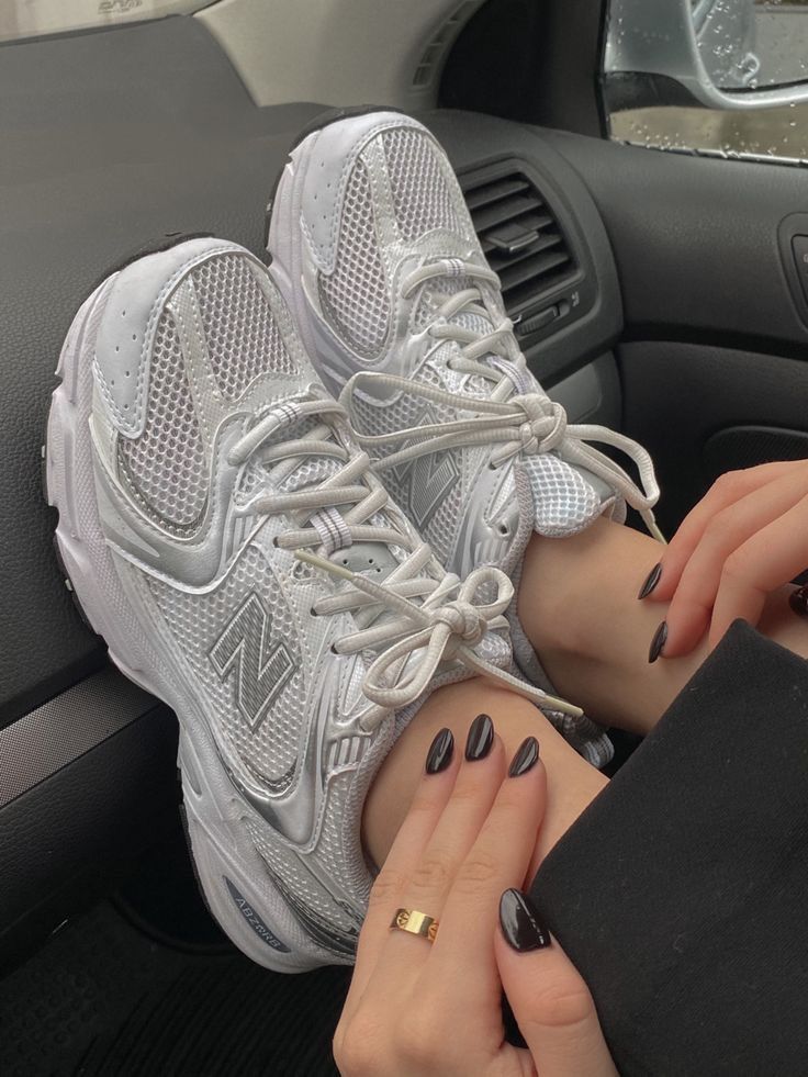 New Balance 530 Triple White on-feet met witte sokken en cleane fit, perfect voor zomer en minimal outfits