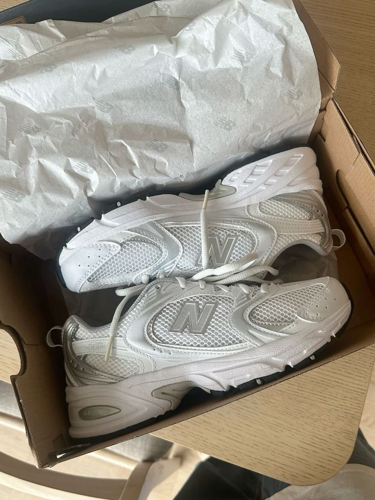 Bovenaanzicht van de New Balance 530 Triple White met witte veters, ademend mesh en subtiel logo