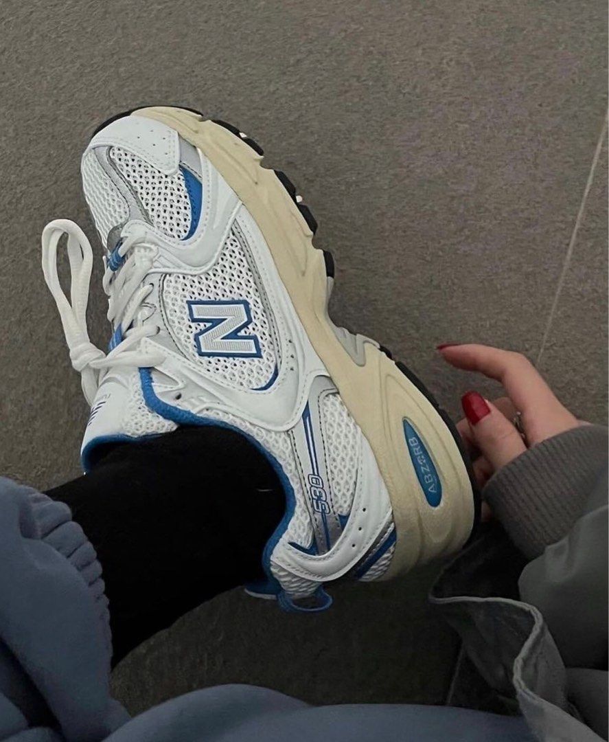 New Balance 530 White Blue Oasis on-feet met witte sokken en relaxed fit jeans, zomers gestyled