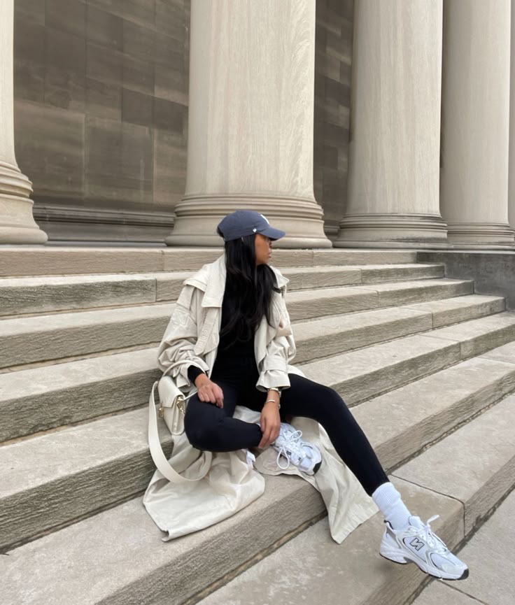 New Balance 530 White Silver Navy on-feet gecombineerd met donkerblauwe sokken en relaxed streetwear outfit