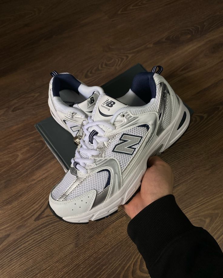 Bovenaanzicht van de New Balance 530 White Silver Navy met mesh upper, witte veters en donkerblauw N-logo