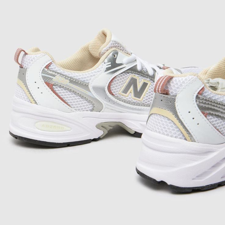 Bovenaanzicht van de New Balance 530 White Vibrant Apricot met witte mesh upper en subtiel oranje logo