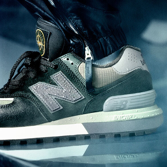 New Balance 574 x Stone Island Dark Green met originele Stone Island-doos, grove panelen en extra veters in beeld