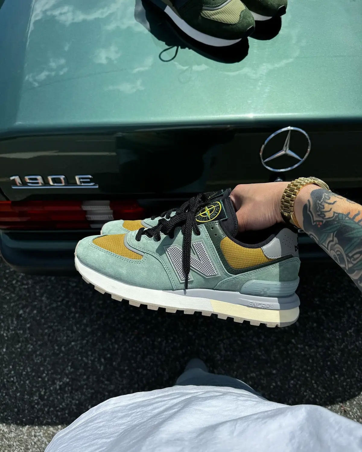 New Balance 574 x Stone Island Legacy Light Green on-feet met olive cargobroek voor een technische streetwear look