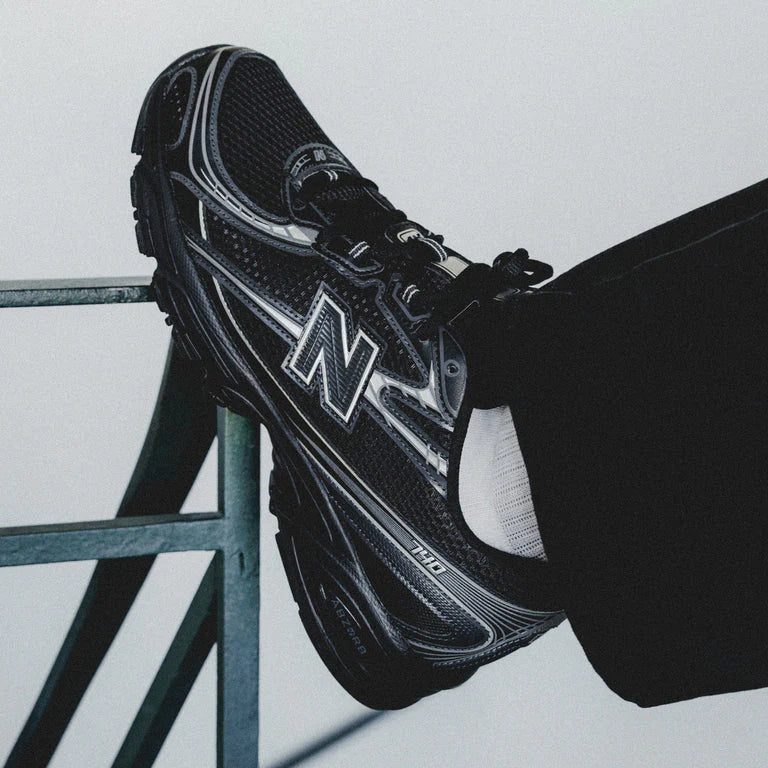Bovenaanzicht van de New Balance 740v2 Black Grey Silver met donkere veters, ademend mesh en zilverkleurig logo