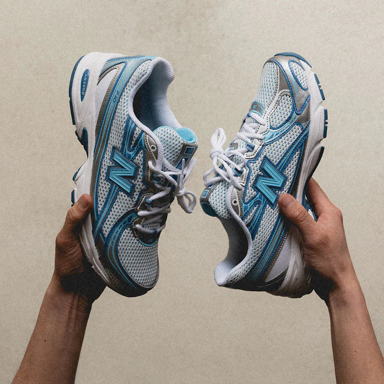 New Balance 740v2 Blue Agate White on-feet gestyled met lichte broek voor frisse zomerse runner look