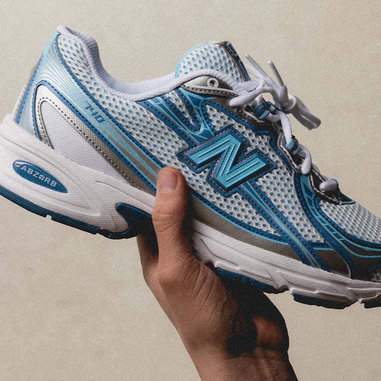 Bovenaanzicht van de New Balance 740v2 Blue Agate White met ademende mesh, witte veters en strak silhouet