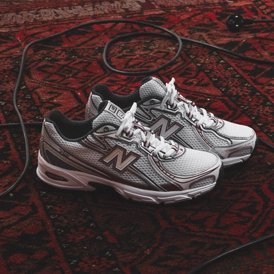 New Balance 740v2 Mercury Red Castlerock on-feet gestyled met zwarte cargobroek voor een sportieve retro-fit