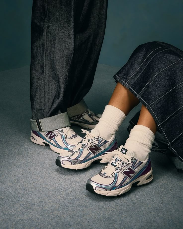 New Balance 740v2 Sea Salt Plum on-feet met lichte outfit en neutrale broek voor een cleane spring-summer look