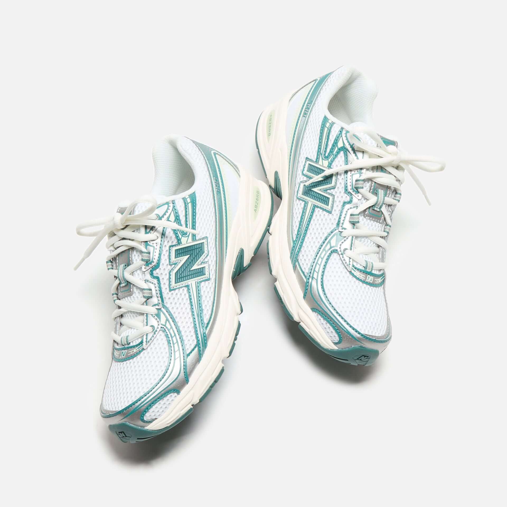 New Balance 740v2 White Marsh Green met originele doos, Marsh Green accenten en retro ABZORB-zool in beeld