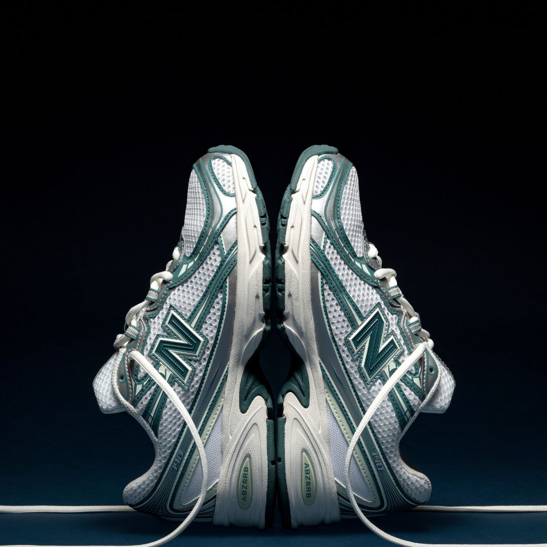 New Balance 740v2 White Marsh Green on-feet gestyled met lichte cargobroek voor een cleane en frisse uitstraling