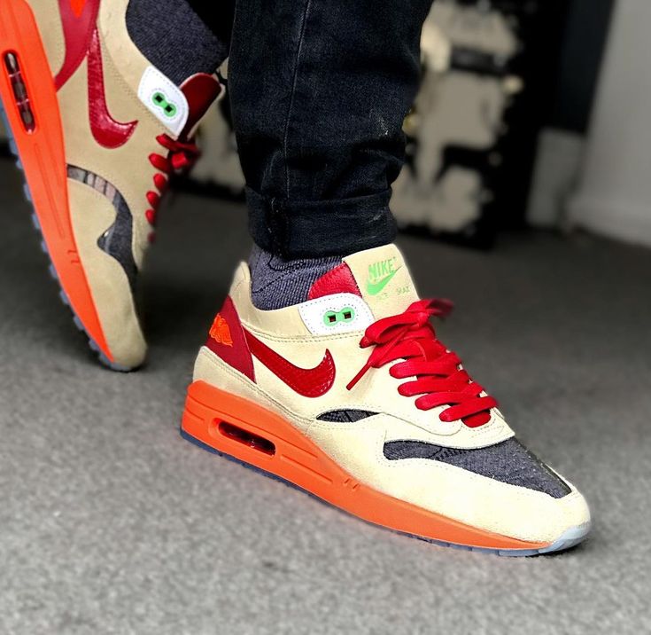 Flatlay van de sneaker met custom box, extra veters en voetreflex-kaart – high-concept collab met storytelling en traditie