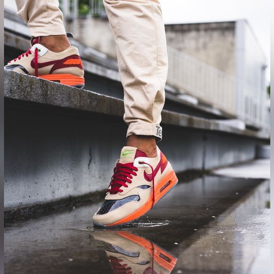 In hand shot van de CLOT Air Max 1 met zicht op het gelaserde voetreflex-patroon in de zool en translucent mesh – unieke uitvoering van de OG Kiss of Death