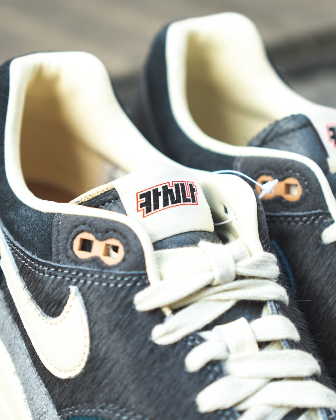 Achteraanzicht van de Kasina Air Max 1 met zicht op het houten dubrae, het borduurwerk op de hiel en off-white zool – collab vol symboliek