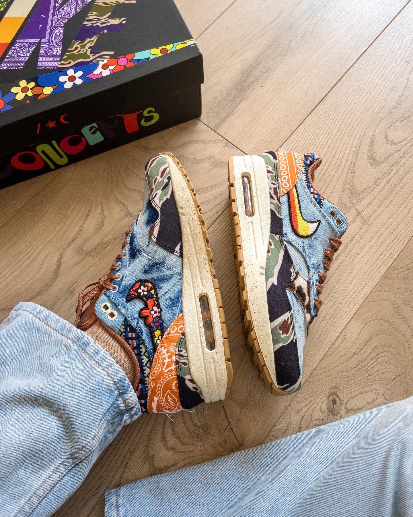 Hielaanzicht van de Concepts Heavy met custom logo op de hak, denim bovenwerk en speelse mix van patronen – unieke collab met artistieke touch