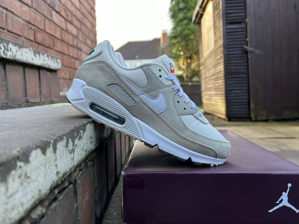 Flatlay van de First Use Cream naast OG-doos, extra veters en gouden dubrae – cleane presentatie van een sneaker met rijke Nike geschiedenis