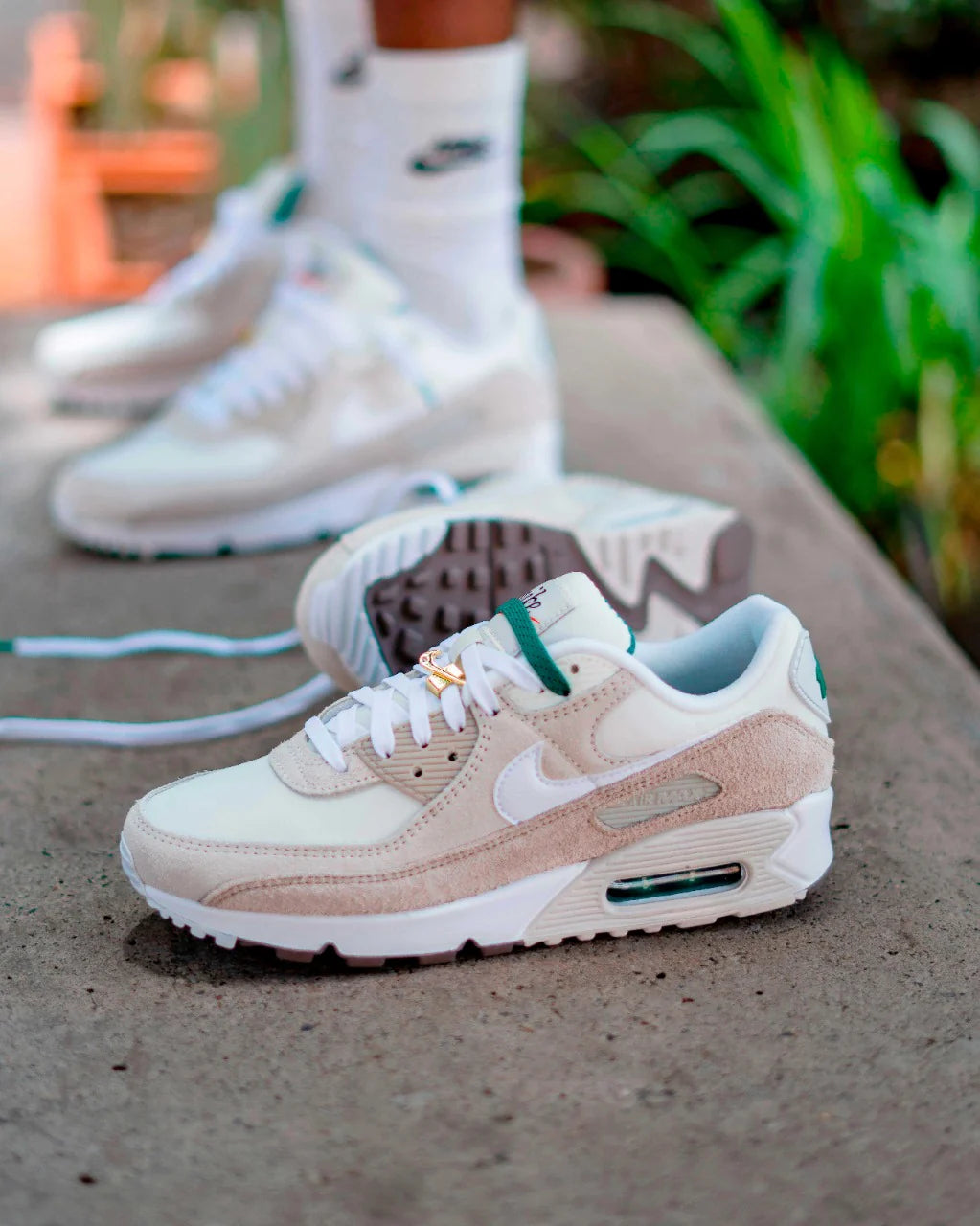First Use Cream Air Max 90 on feet met zachte tinten – retro vormgeving gecombineerd met minimalistische earth-tone afwerking
