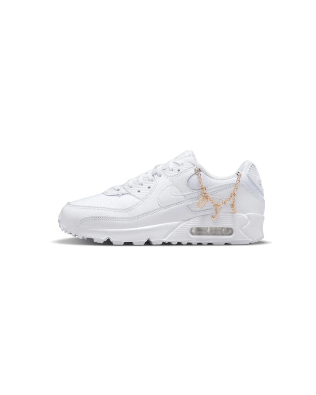 Zijkant van de Nike Air Max 90 Lucky Charm White met witte lederen upper, tonal details en gouden hanger – minimalistisch design met opvallende ketting