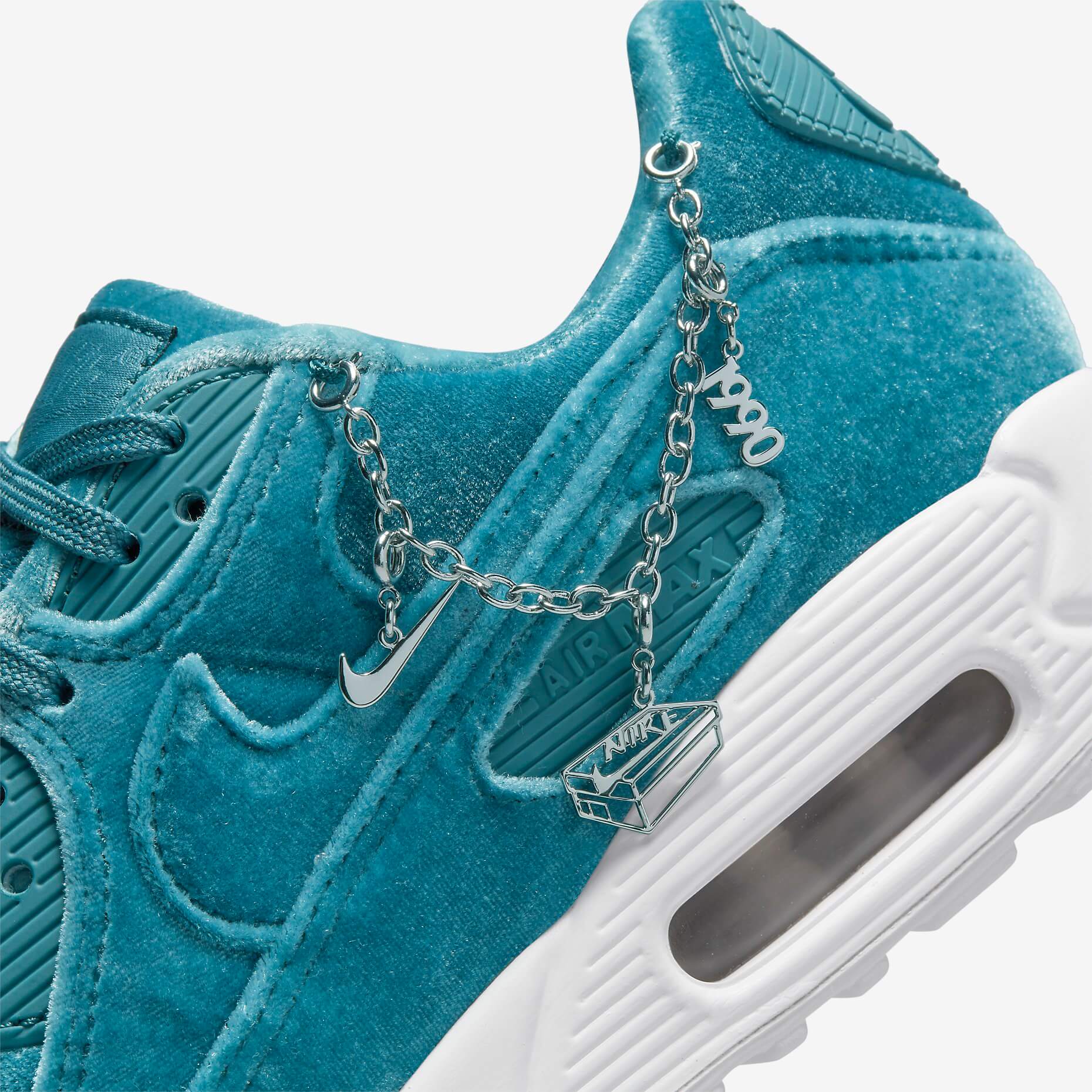Lucky Charms Air Max 90 on feet met white socks en lichte jeans – mintgroene sneaker met gouden details voor een speelse, luxe look