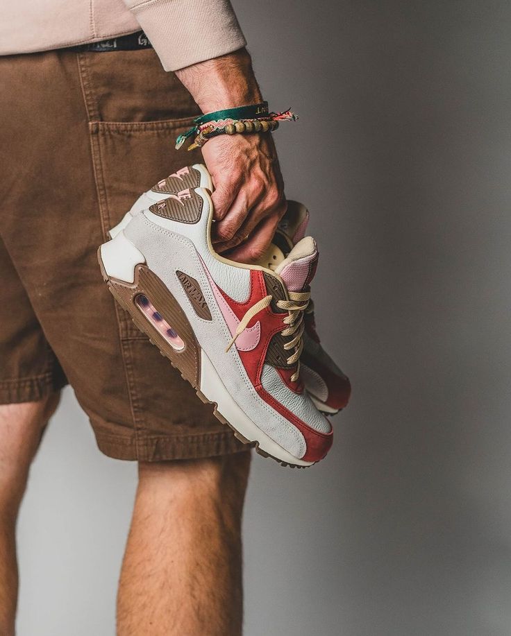 Flatlay van de Air Max 90 Bacon met originele doos – bacon-geïnspireerde tinten komen krachtig samen in dit iconische retrodesign