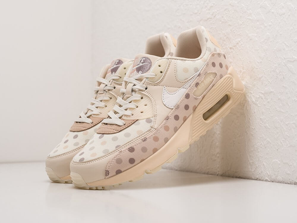 Shimmer Polka Air Max 90 on feet met beige outfit – opvallende details zoals stippen en glans zorgen voor een artistieke en stijlvolle uitstraling