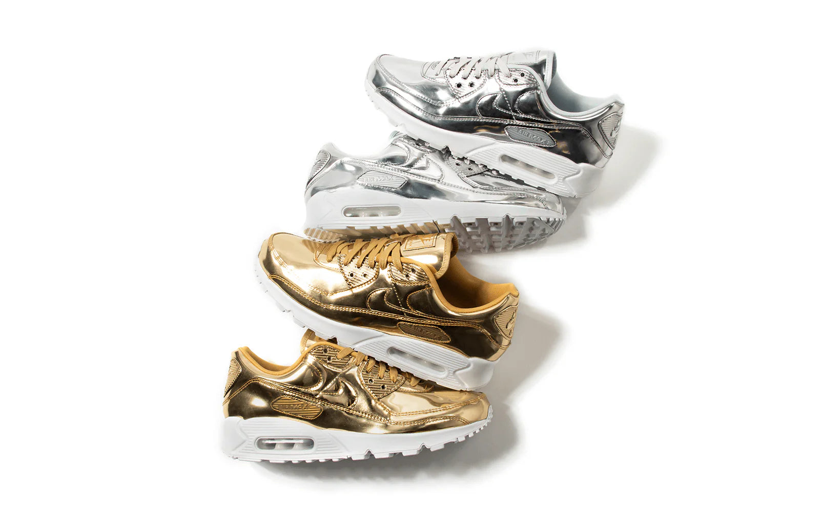 Flatlay van de sneaker met witte OG-doos – metallic goud komt krachtig naar voren in deze iconische Air Max uitvoering