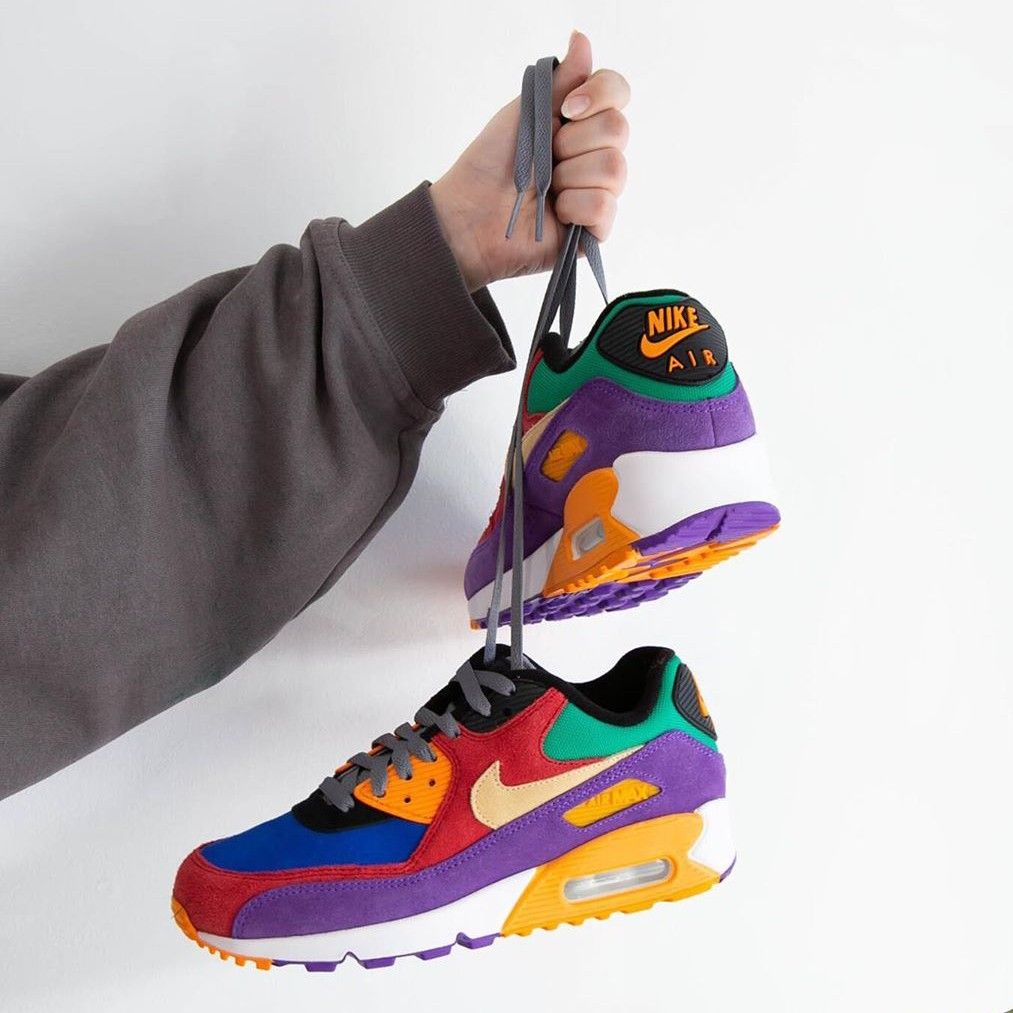 Achteraanzicht van de Viotech Red met zicht op zwarte hielstructuur, rode mudguard en iconisch Air Max 90 silhouet