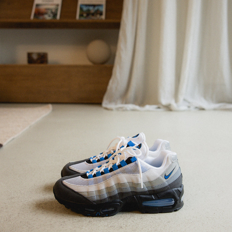 Close-up van Nike Air Max 95 OG Big Bubble Blue Spark met zichtbare Air-units, gestikte overlays en blauwe Spark-accenten