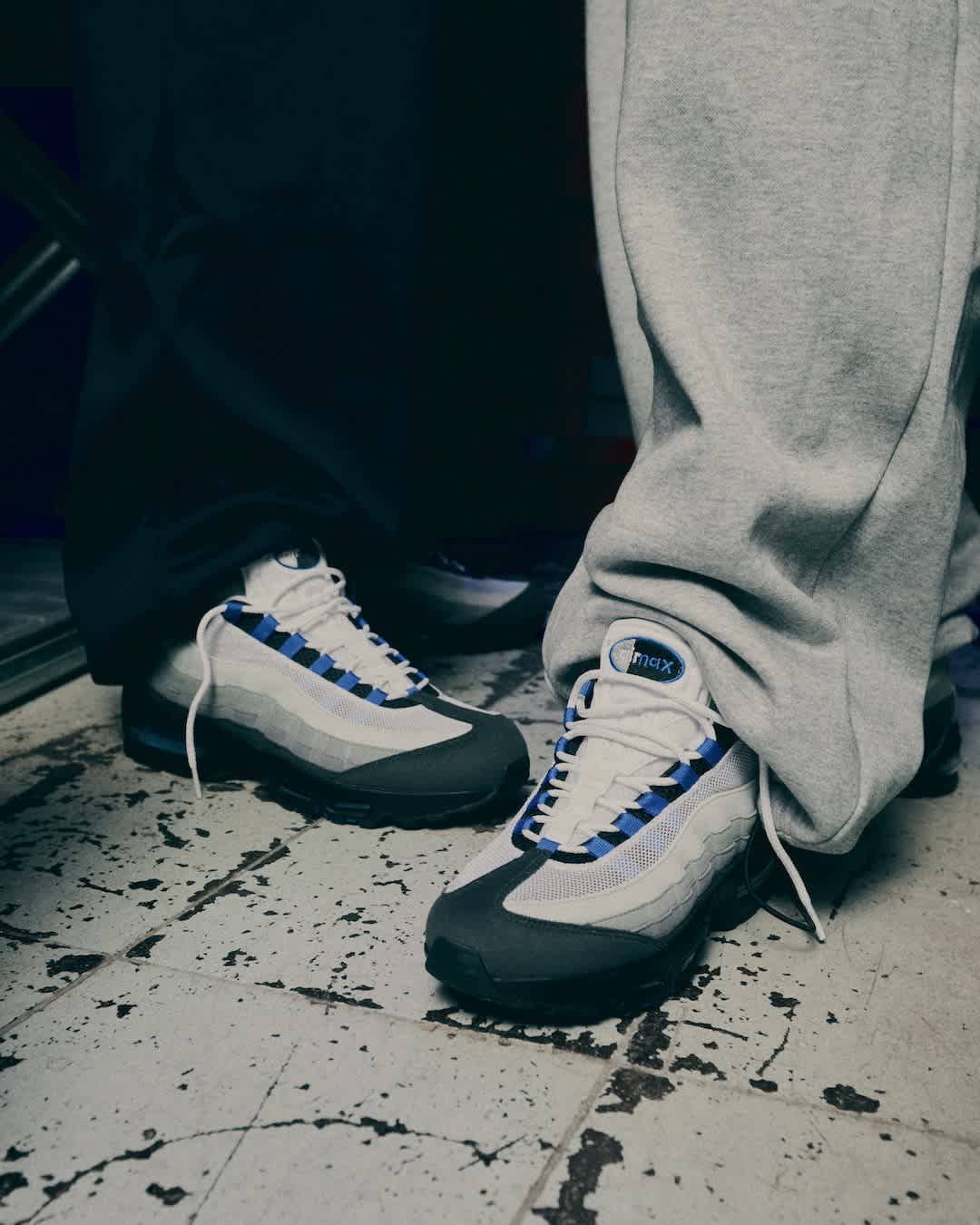 Nike Air Max 95 OG Big Bubble Blue Spark in hand met mesh upper, suede overlays en opvallende blauwe accenten