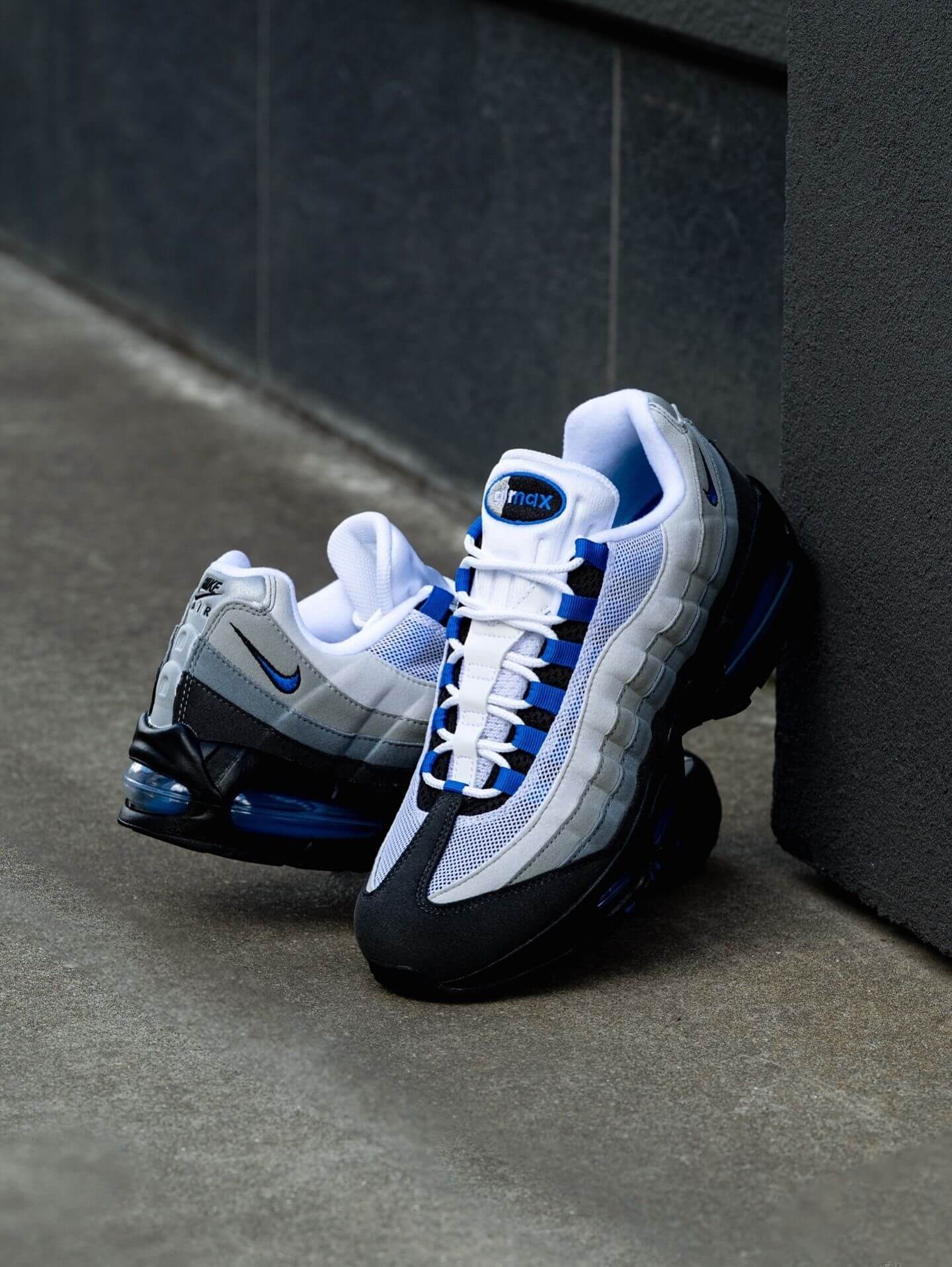 Nike Air Max 95 OG Big Bubble Blue Spark on-feet gestyled met tapered jeans, iconische big bubble zool en retro colorblocking