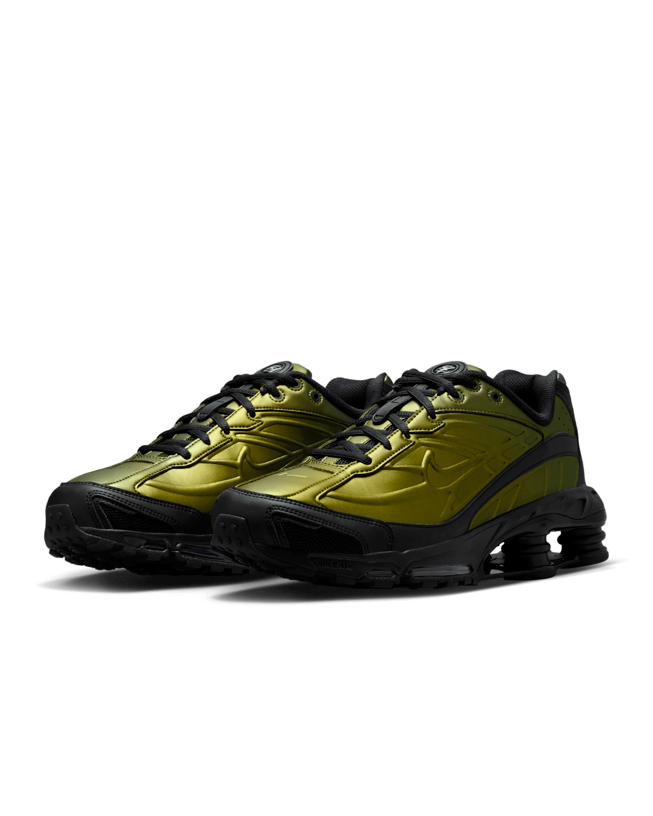 Nike Shox Ride 2 Black Cargo Khaki on-feet gecombineerd met een zwarte cargobroek voor een urban streetwear look