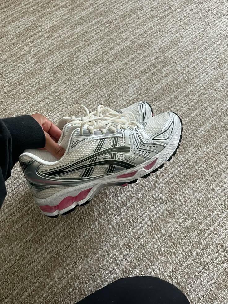 Detail van de zool en GEL-technologie in de hiel – zichtbare demping en sportieve uitstraling in een unieke pink cream colorway