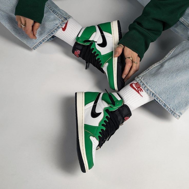 On feet styling van de Jordan 1 Lucky Green gecombineerd met een cargobroek – groene accenten maken het paar opvallend en sportief