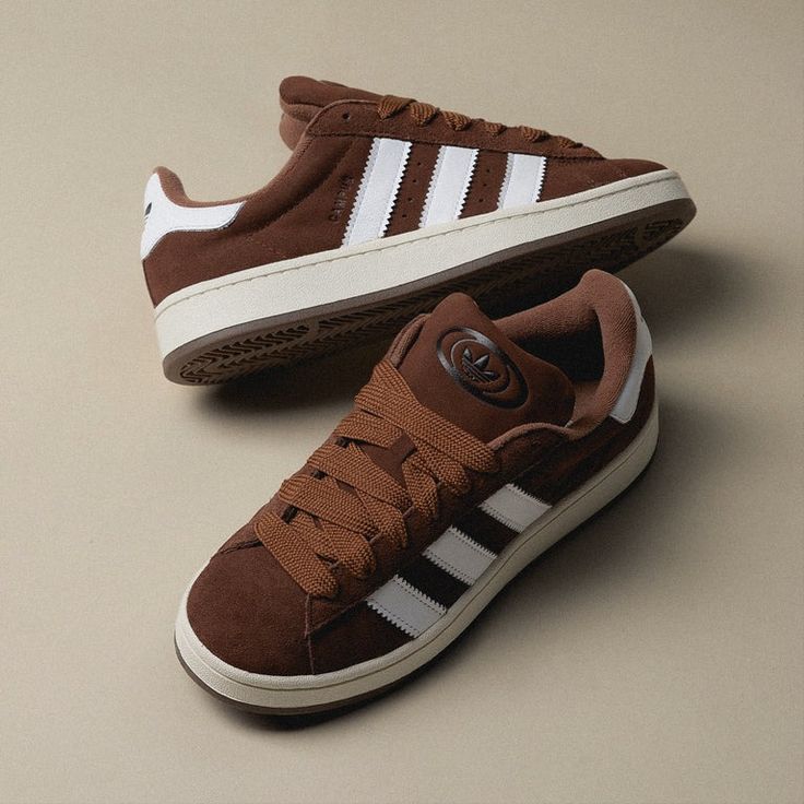 adidas Campus 00s Bark Brown – close-up premium suède textuur en contrasterende Cloud White 3-Stripes