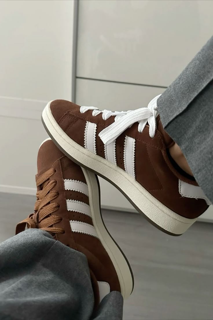 adidas Campus 00s Bark Brown – detail tonglabel met Trefoil-logo en suède hielbadge in Off White tint