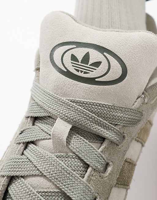 adidas Campus 00s Beta ‘Putty Grey’ – model draagt de sneaker in Putty Grey/Olive Strata gecombineerd met tapered jeans voor urban styling