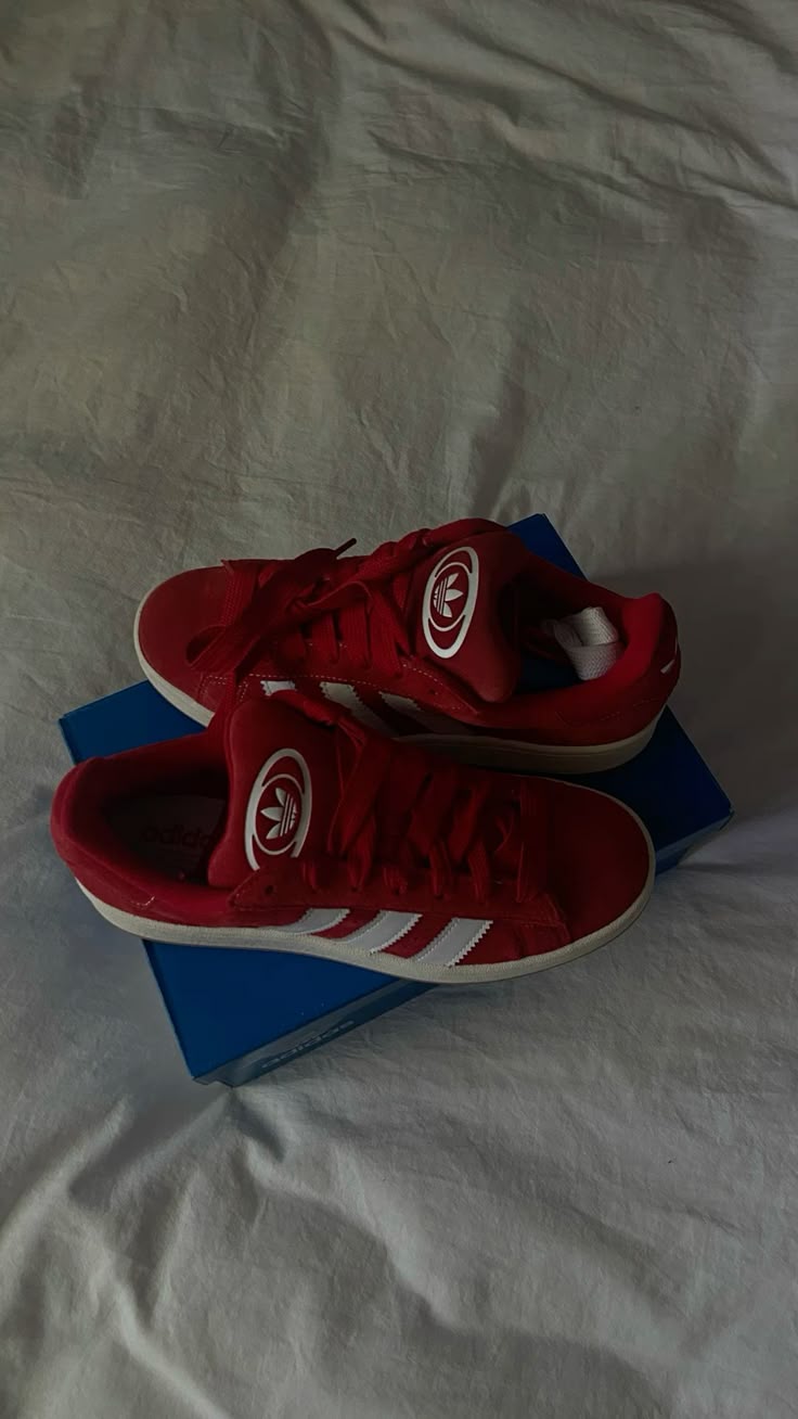 adidas Campus 00s ‘Better Scarlet Cloud White’ – Grade School pasvorm gedragen met skinny denim voor een levendige kids streetwear look