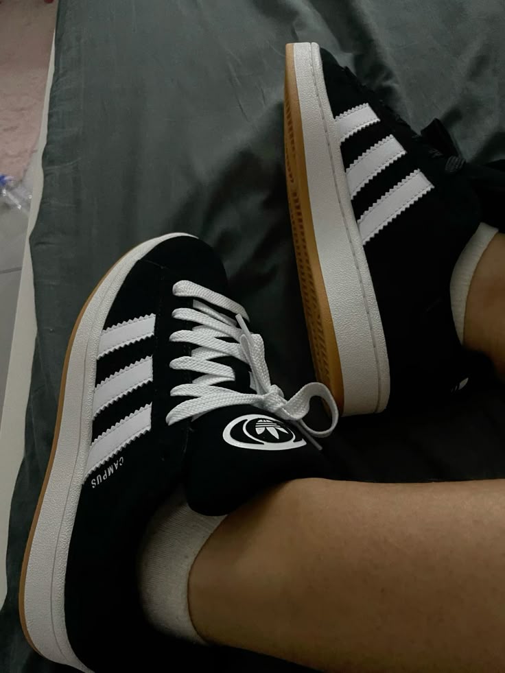 adidas Campus 00s ‘Core Black’ – close-up van rijke zwarte suède textuur en subtiele perforaties langs de 3-Stripes