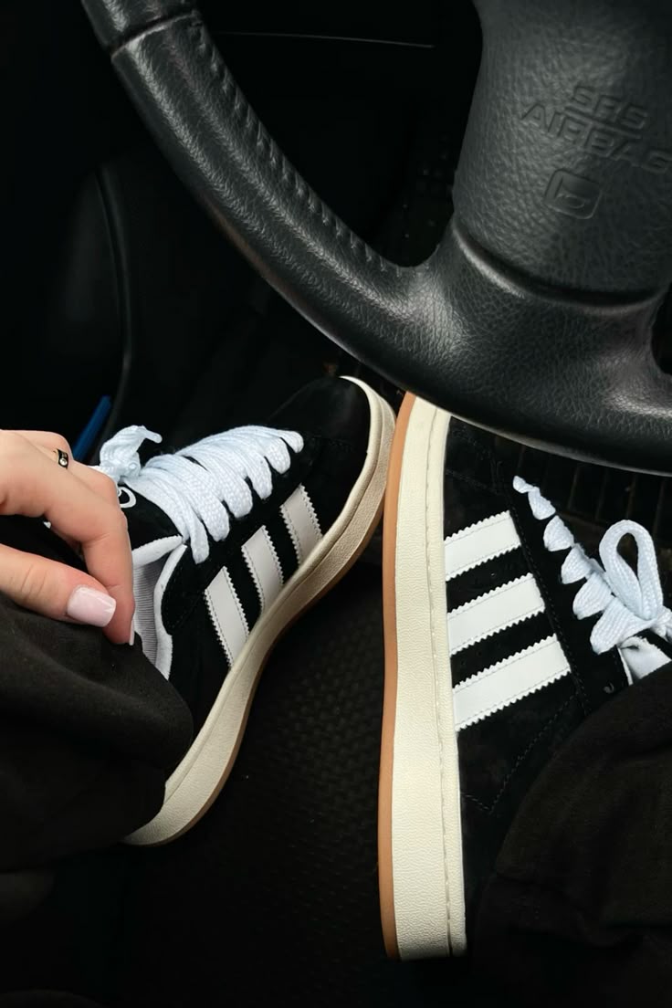 adidas Campus 00s ‘Core Black’ – Regular fit gedragen met tapered black jeans en zwarte crew socks voor een tonal streetwear look