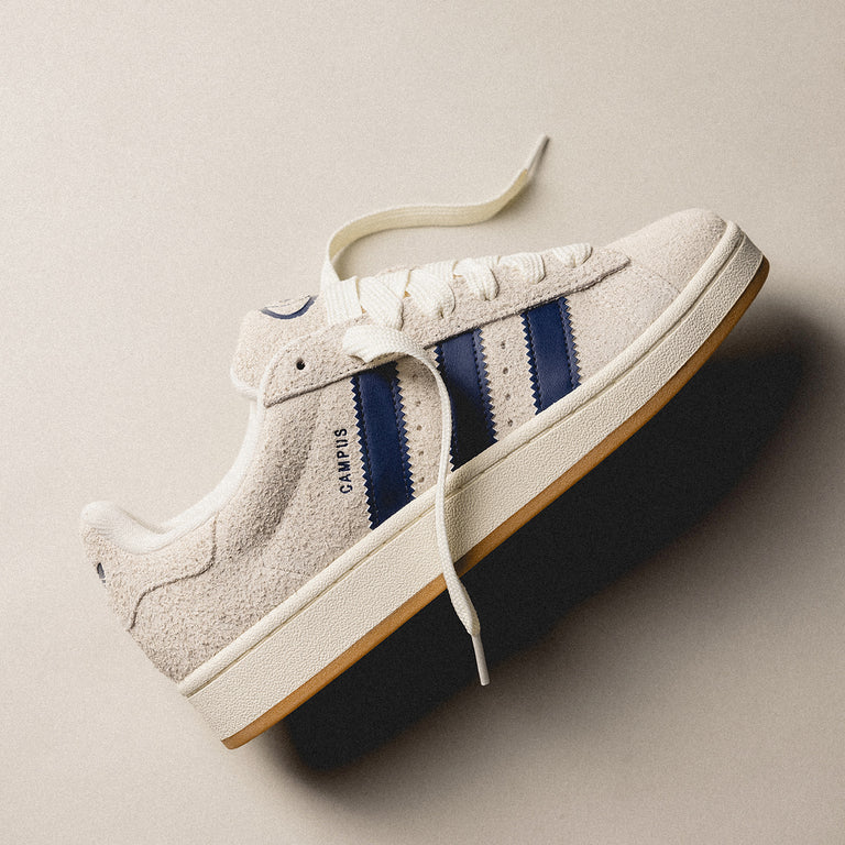 adidas Campus 00s ‘Cream White Dark Blue’ – close-up zachte suède textuur en contrast tussen Cream White en Dark Blue overlays