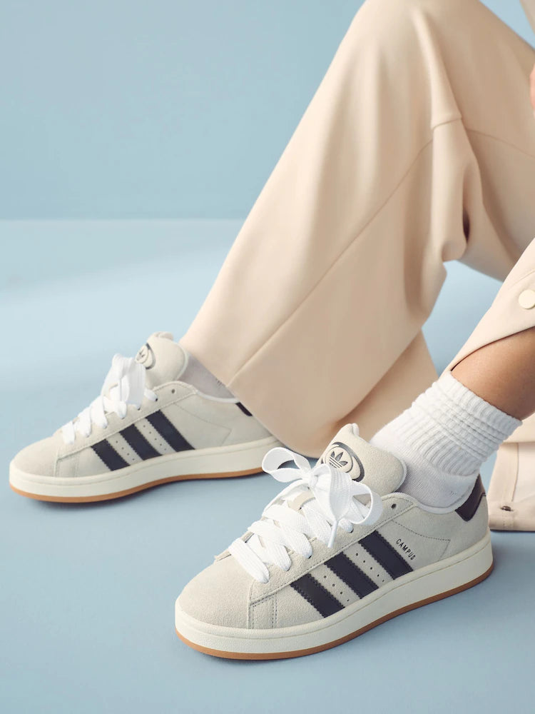 adidas Campus 00s ‘Cream White Dark Blue’ – model draagt deze retro-inspiratie sneaker met tapered jeans in casual streetwear look