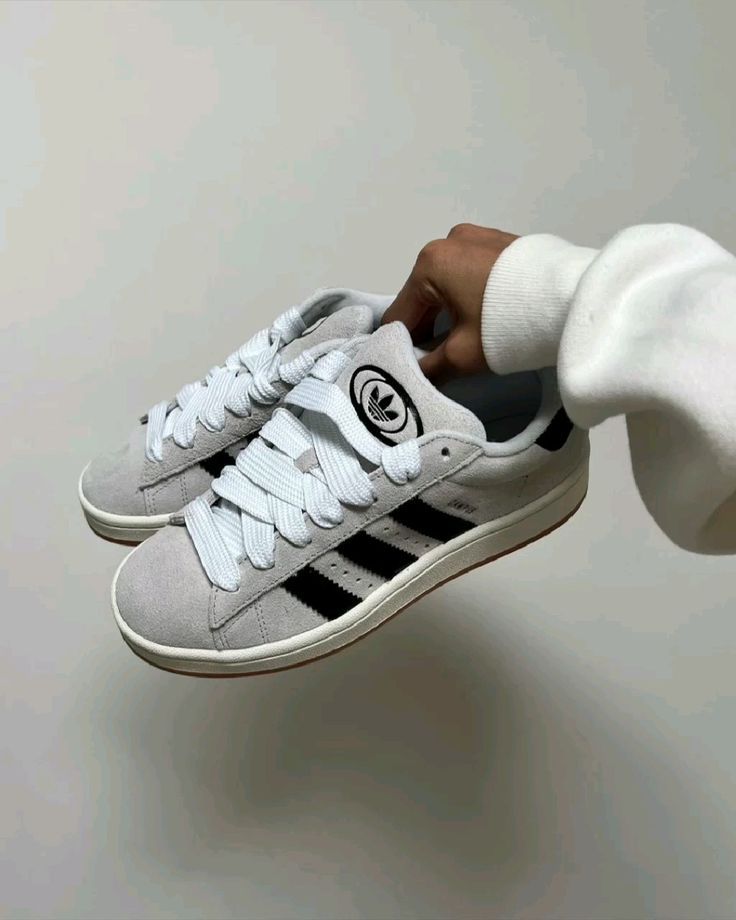 adidas Campus 00s ‘Crystal White/Core Black’ – model draagt Regular fit sneaker met high-waist jeans voor een minimalistische streetwear look