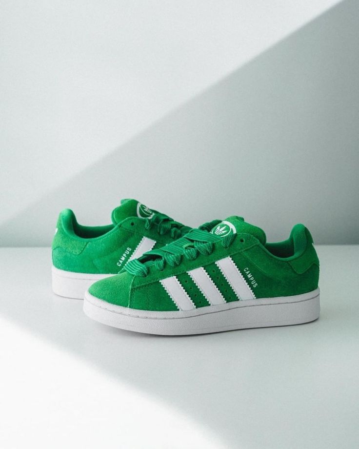 adidas Campus 00s WMNS Green Cloud White – detail van witte Trefoil-tonglabel en hielbadge in donkergroen