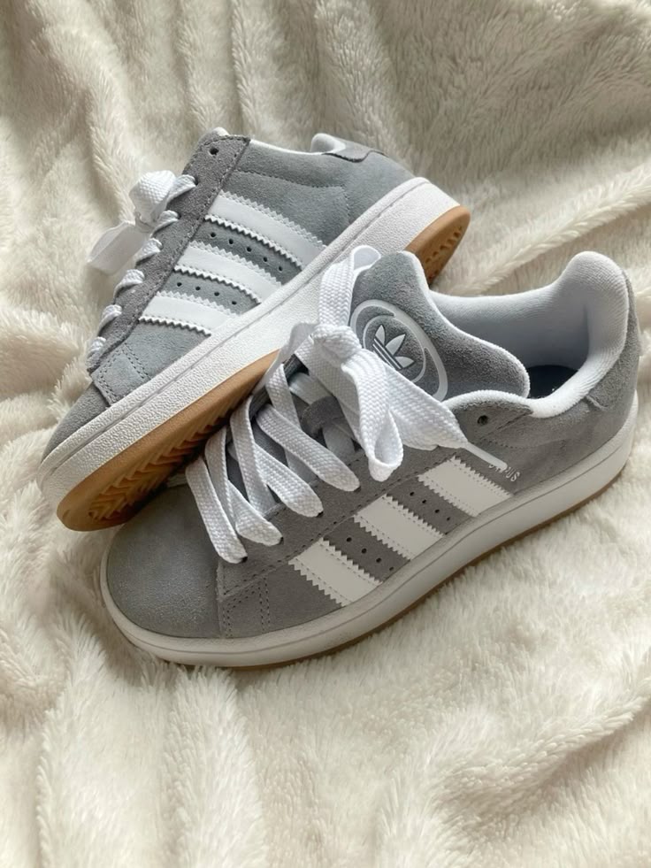 adidas Campus 00s ‘Grey Three/Footwear White’ – model draagt Regular fit met grijze Campus 00s en skinny jeans voor casual streetwear