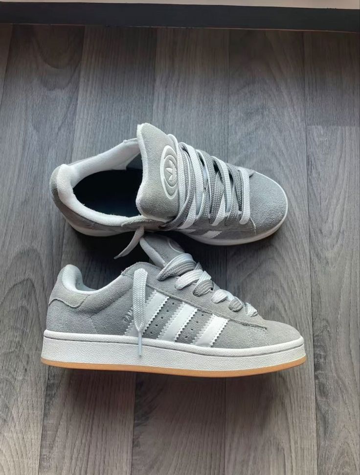 adidas Campus 00s ‘Grey Three/Footwear White’ – detail hielbadge en tonglabel met witte Trefoil-logo en Off White accent