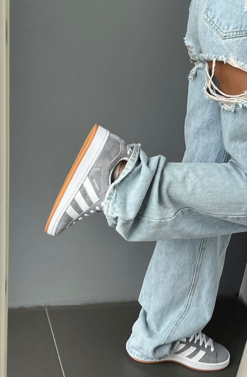 adidas Campus 00s GS Grey White – detail hielbadge en tonglabel met Trefoil-logo in Cloud White tint