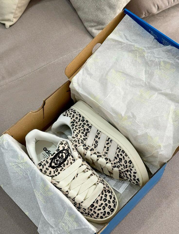 adidas Campus 00s WMNS Leopard – model draagt Regular fit sneaker met leopard-print detail in een edgy streetwear look